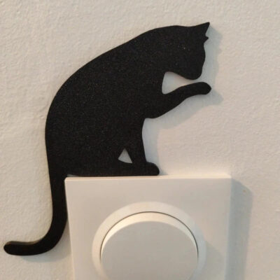 Chat se léchant la patte – décoration murale 3D pour interrupteur, création artisanale Figura3D