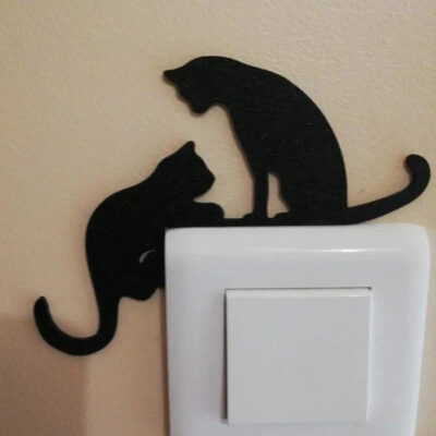 Deux chats qui grimpent sur l’interrupteur – décoration murale 3D amusante, création artisanale Figura3D