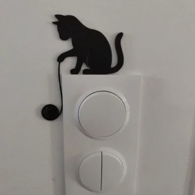 Chat jouant avec une pelote – décoration murale 3D pour interrupteur, création artisanale Figura3D